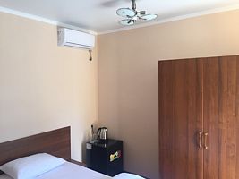 Двухместный номер Comfort с балконом и с видом на внутренний двор двуспальная кровать, Мини-Отель MRoyal, Сухум
