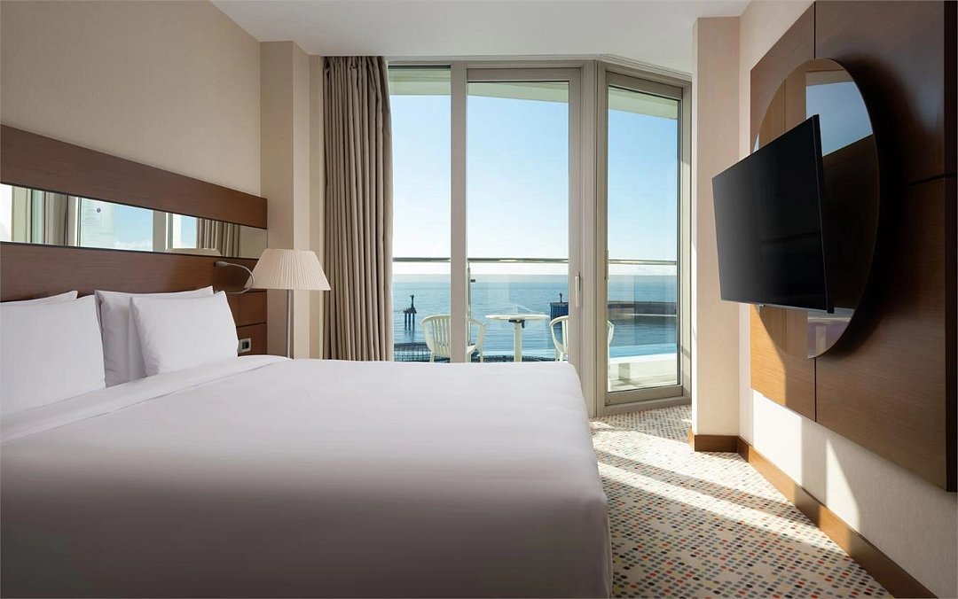 Люкс Джуниор 2-местный (с гидромассажной ванной и видом на море)