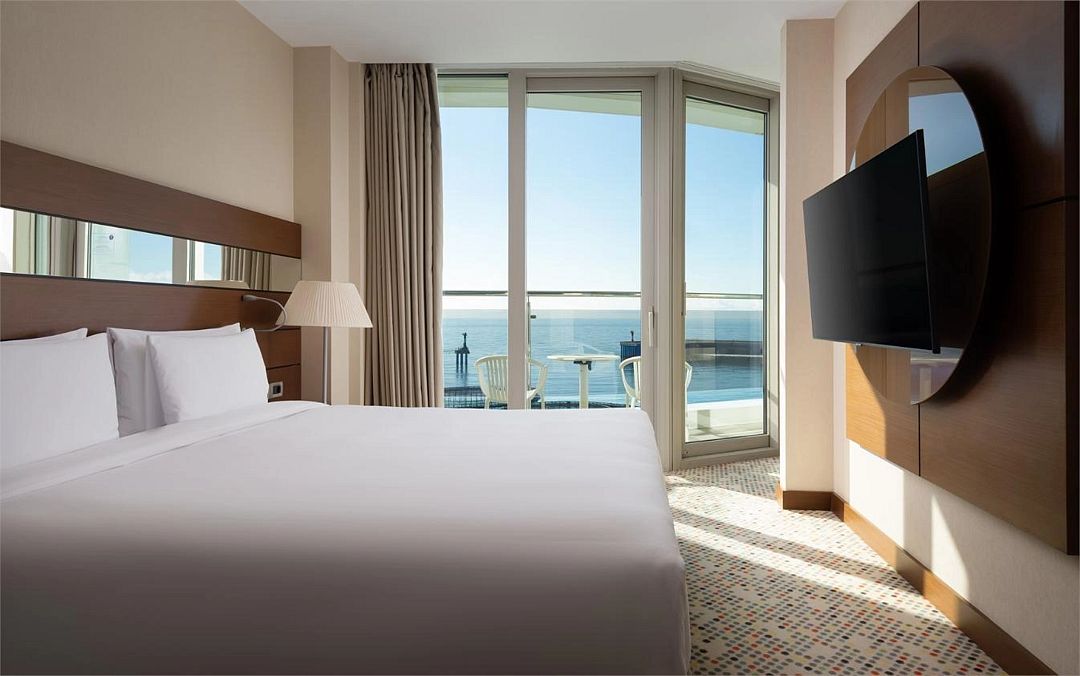 Люкс Джуниор 2-местный (с гидромассажной ванной и видом на море)