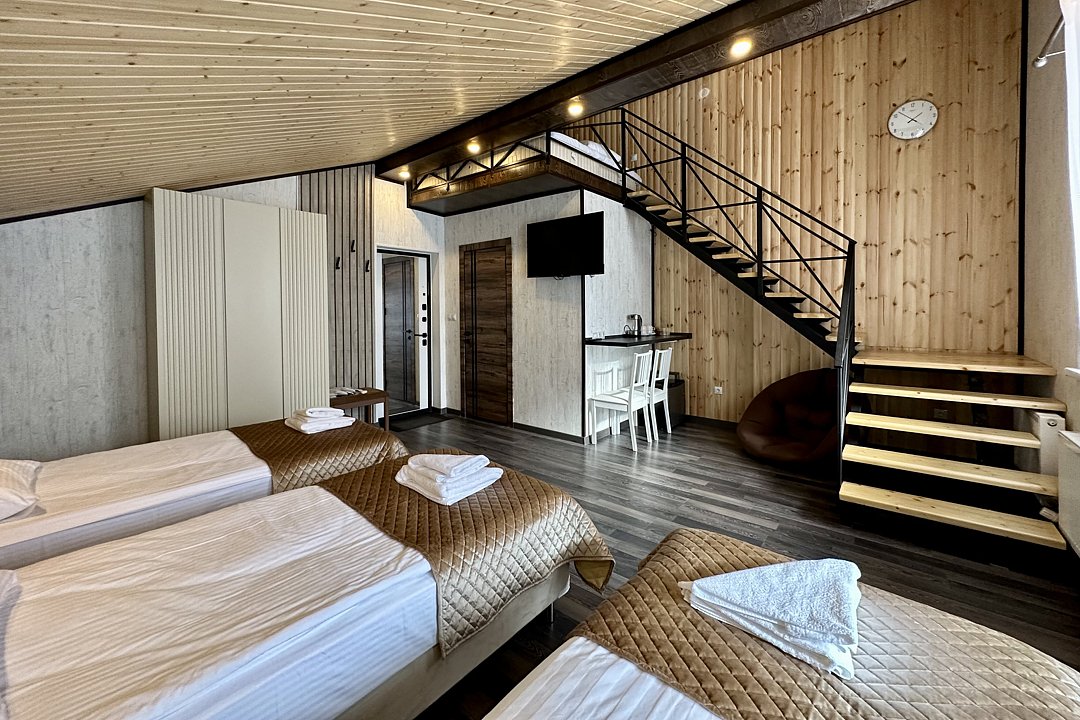 Полулюкс 2-местный 2-уровневый (с видом на горы)