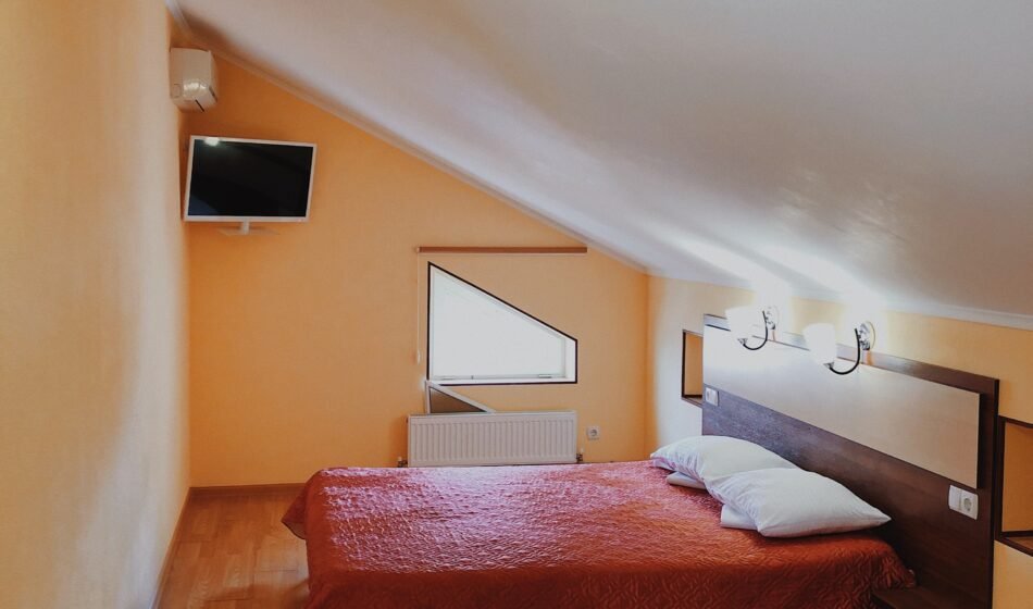 Мансардный 4-местный 2-комнатный