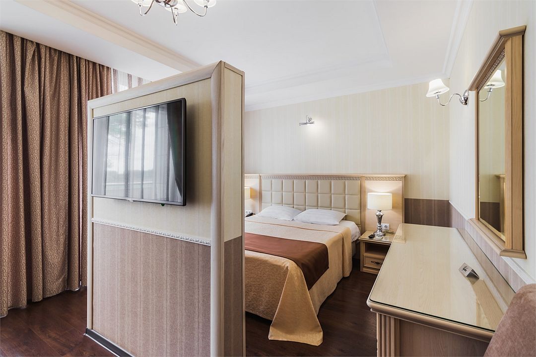 Люкс 2-местный (с балконом, вид на парк)