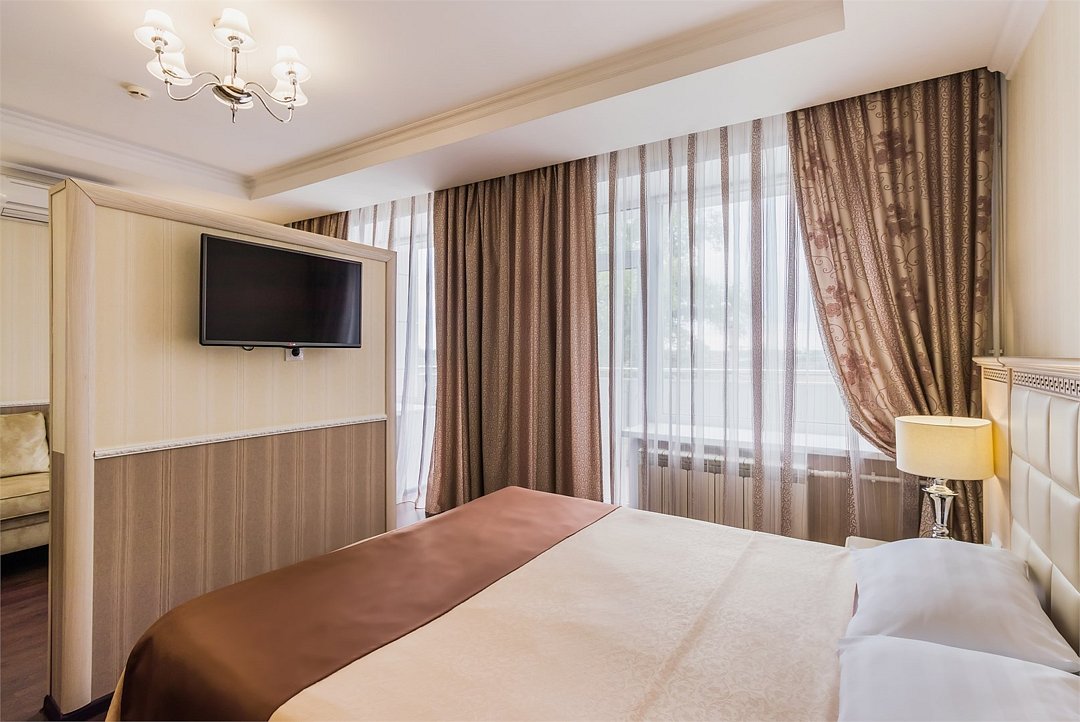 Люкс 2-местный (с балконом, вид на парк)