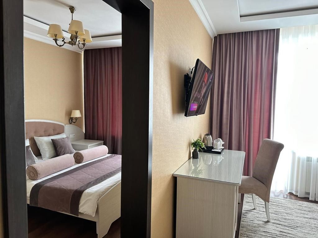 Люкс UP 2-местный (с балконом, вид на парк)