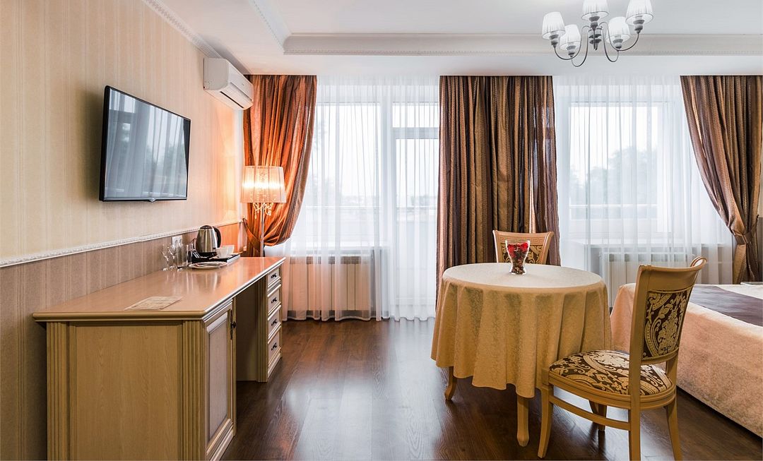 Номер 2-местный VIP (с балконом, вид на парк)