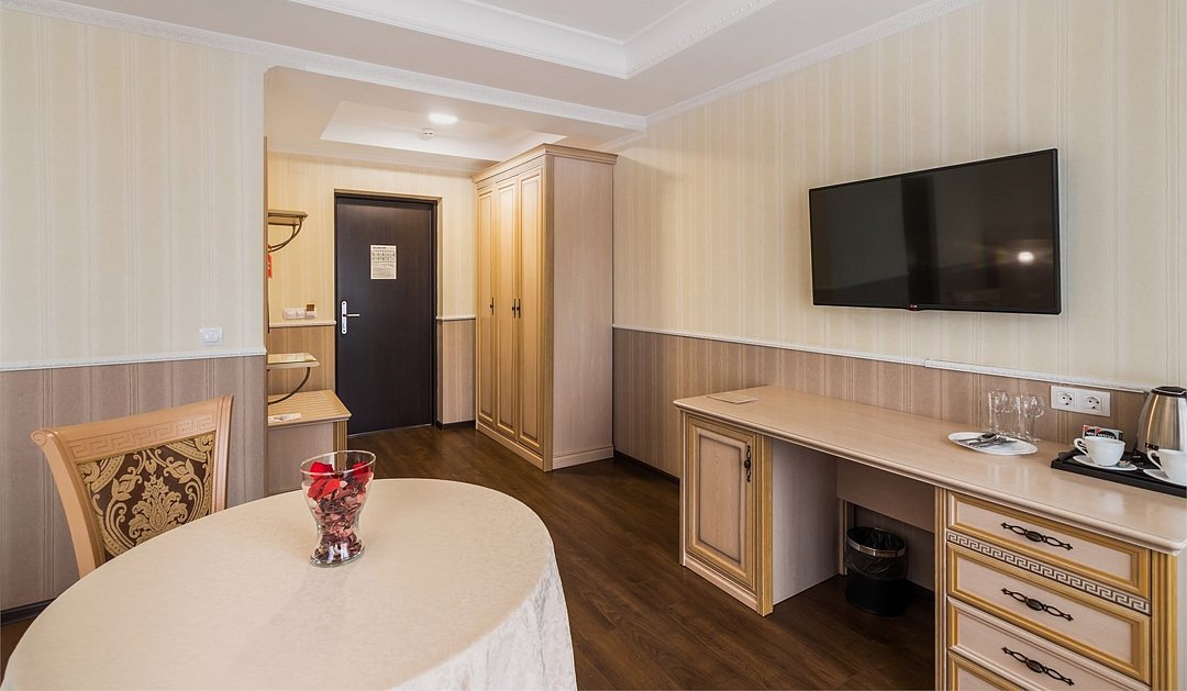 Номер 2-местный VIP (с балконом, вид на парк)