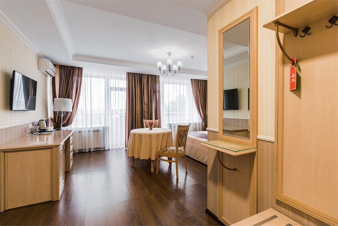 Номер 2-местный VIP (с балконом, вид на парк)