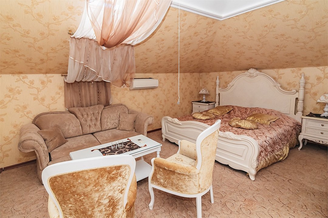 Джуниор сюит 2-местный (Мансардный с диваном)