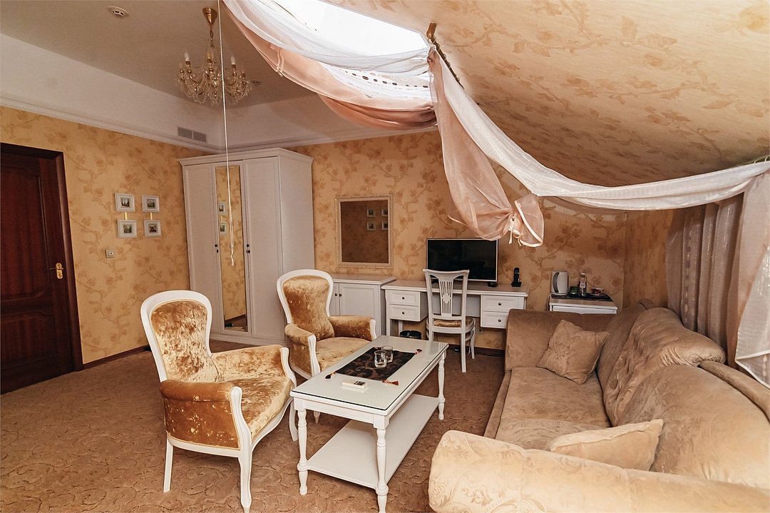 Джуниор сюит 2-местный (Мансардный с диваном)