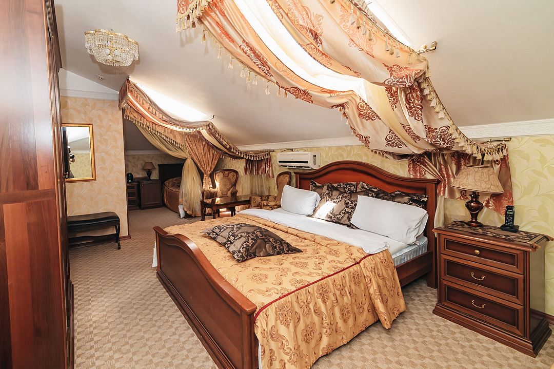 Джуниор сюит 4-местный (Мансардный Семейный)