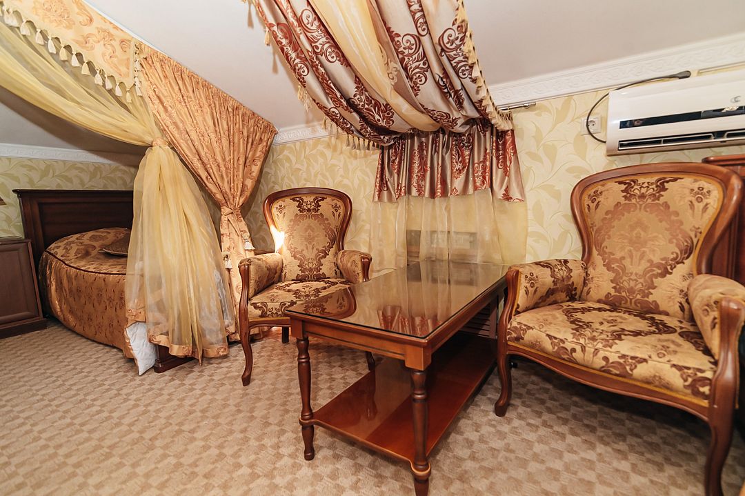 Джуниор сюит 4-местный (Мансардный Семейный)