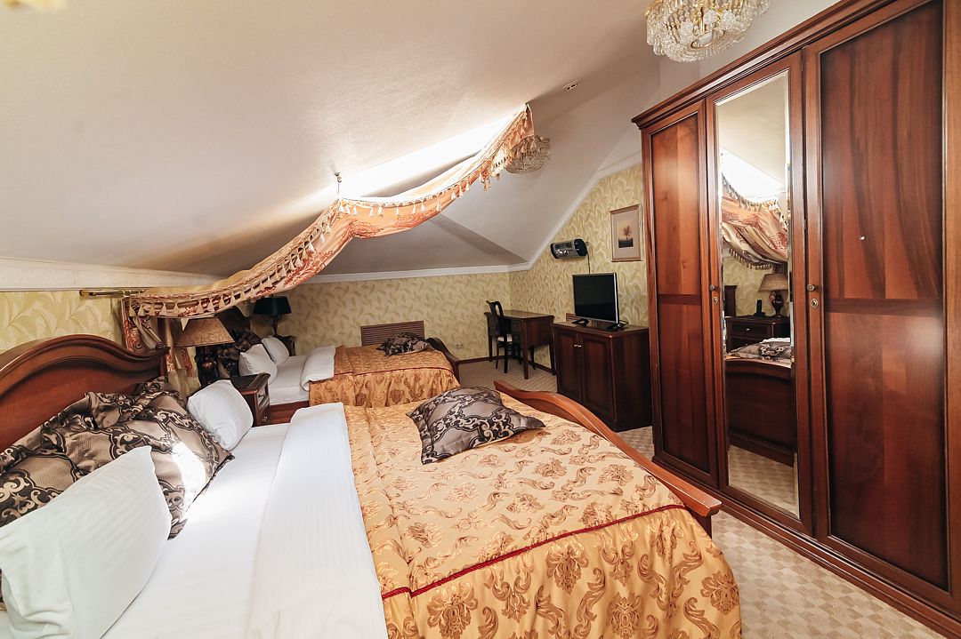 Джуниор сюит 4-местный (Мансардный Семейный)