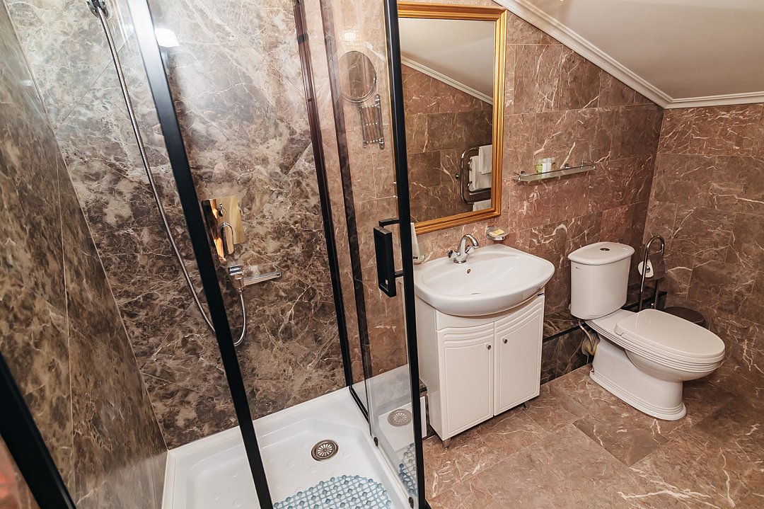 Джуниор сюит 4-местный (Мансардный Семейный)