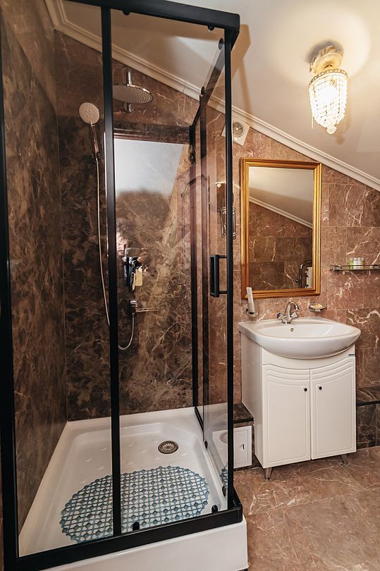 Джуниор сюит 4-местный (Мансардный Семейный)