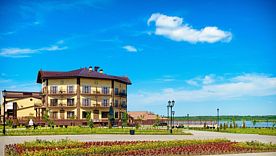 Двухместный люкс Представительский с балконом и с красивым видом из окна двуспальная кровать, Отель Сарапулъ, Сарапул