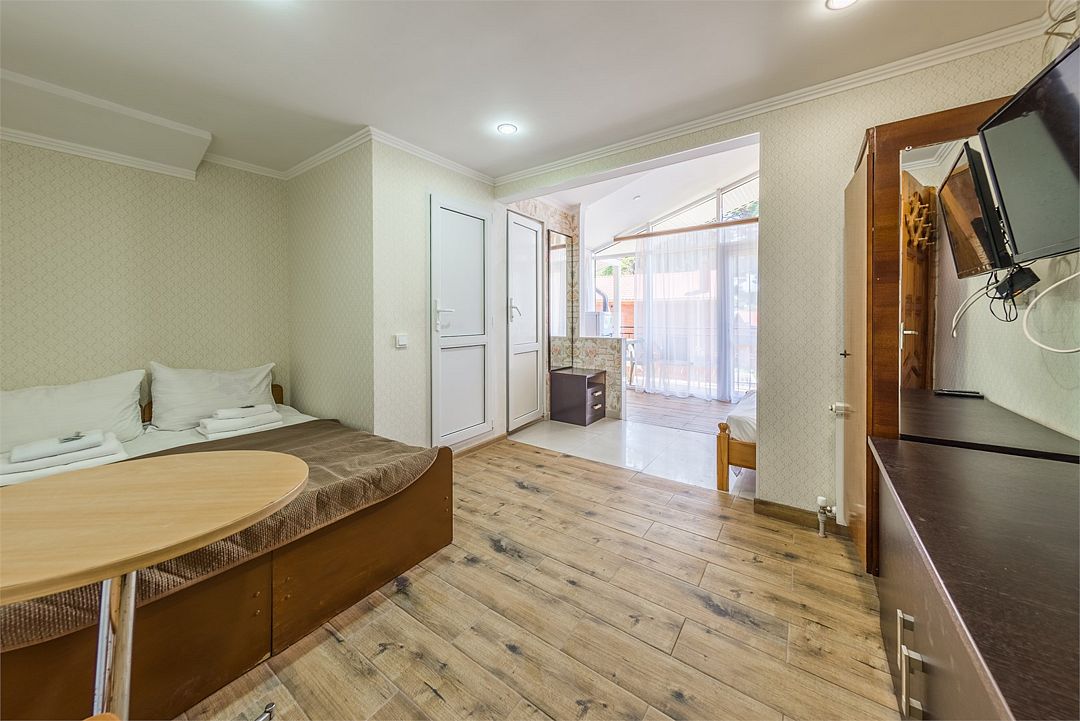 Апартаменты 4-местный 2-комнатный (с мини-кухней и балконом)