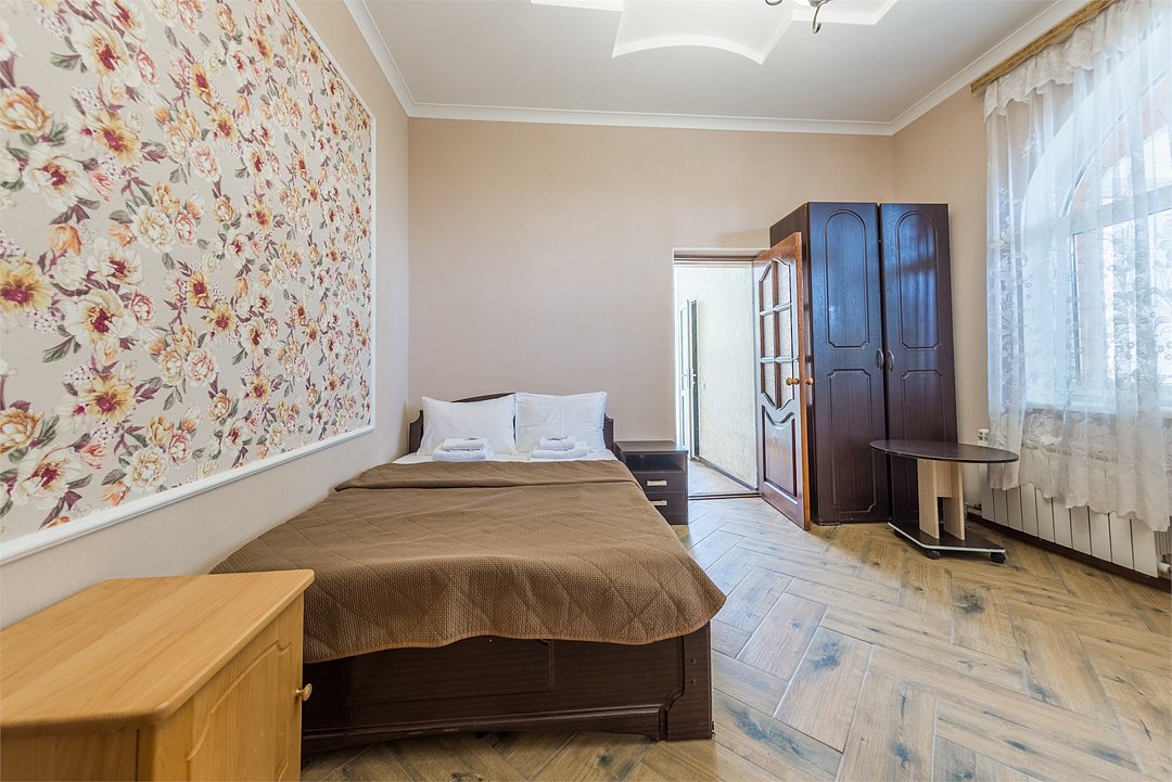 Люкс Улучшенный 6-местный 2-комнатный (с видом на море и балконом)