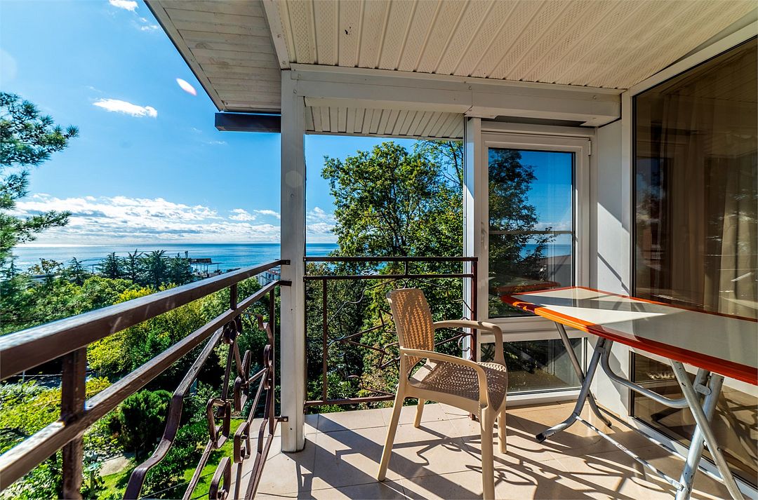 Люкс Улучшенный 6-местный 2-комнатный (с видом на море и балконом)