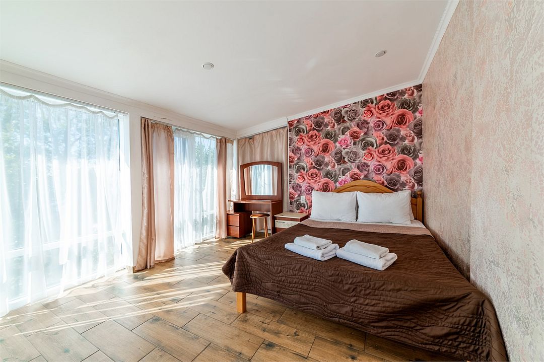 Люкс Улучшенный 6-местный 2-комнатный (с видом на море и балконом)