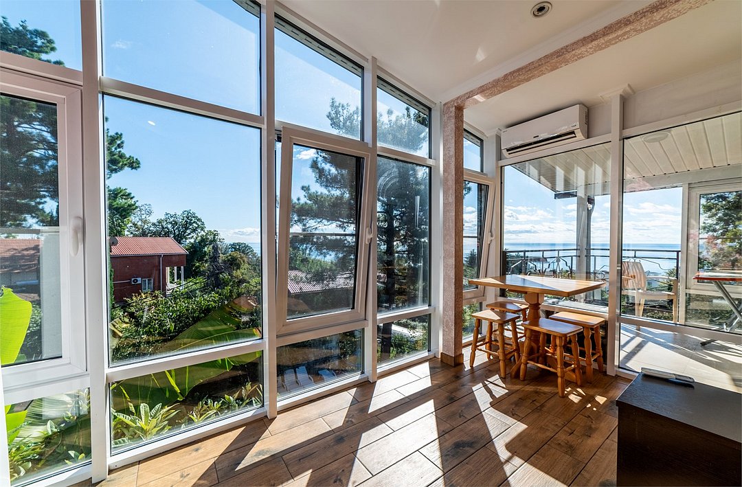 Люкс Улучшенный 6-местный 2-комнатный (с видом на море и балконом)