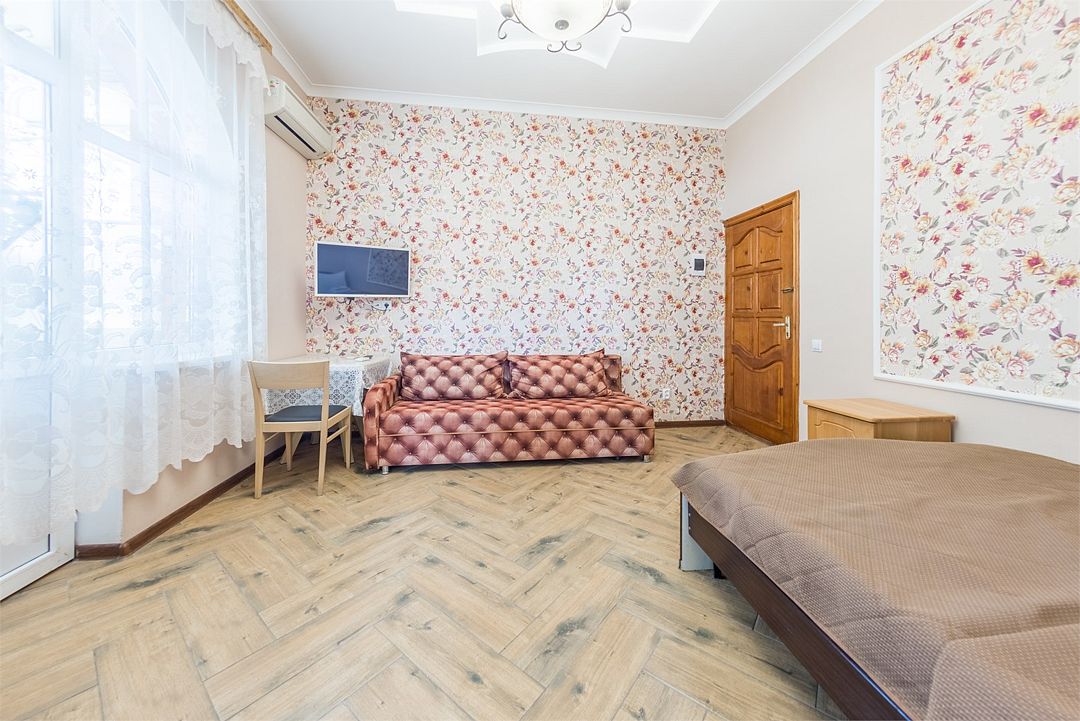 Люкс Улучшенный 6-местный 2-комнатный (с видом на море и балконом)