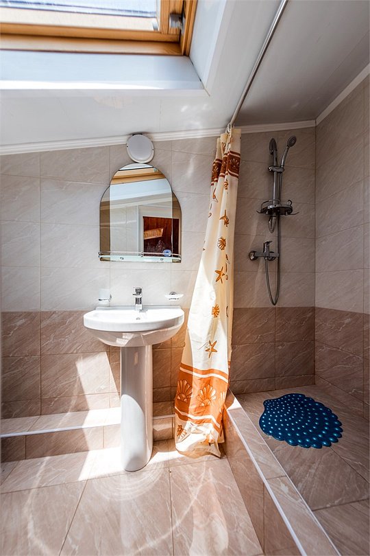 Люкс Улучшенный 6-местный 2-комнатный (с видом на море и балконом)