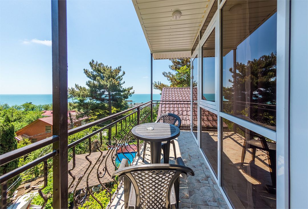 Люкс Улучшенный 6-местный 2-комнатный (с видом на море и балконом)