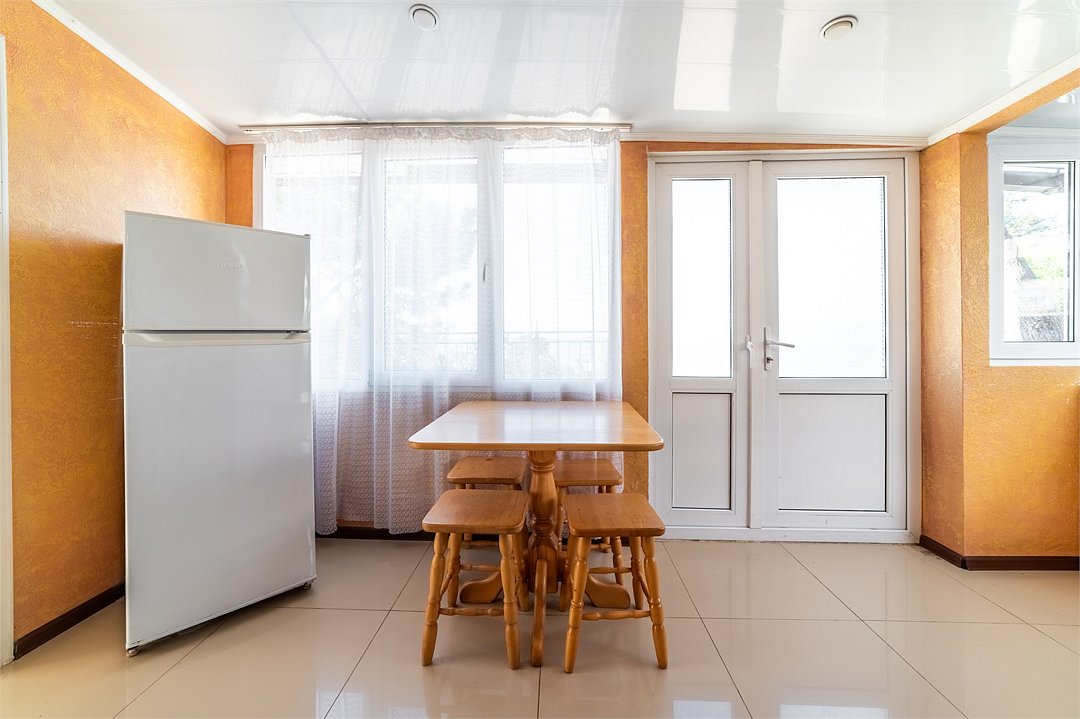 Люкс Улучшенный 6-местный 2-комнатный (с видом на море и балконом)