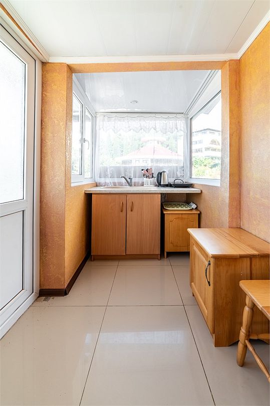 Люкс Улучшенный 6-местный 2-комнатный (с видом на море и балконом)