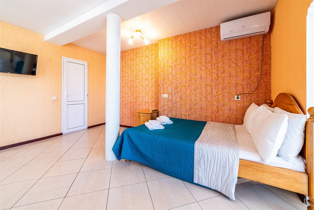 Люкс Улучшенный 6-местный 2-комнатный (с видом на море и балконом)