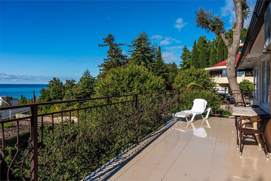 Люкс Улучшенный 6-местный 2-комнатный (с видом на море и балконом)