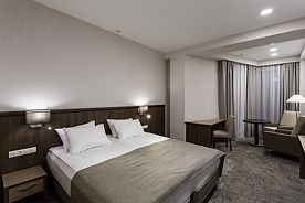 Двухместный полулюкс с видом на город двуспальная кровать, Отель Альфа, Киров