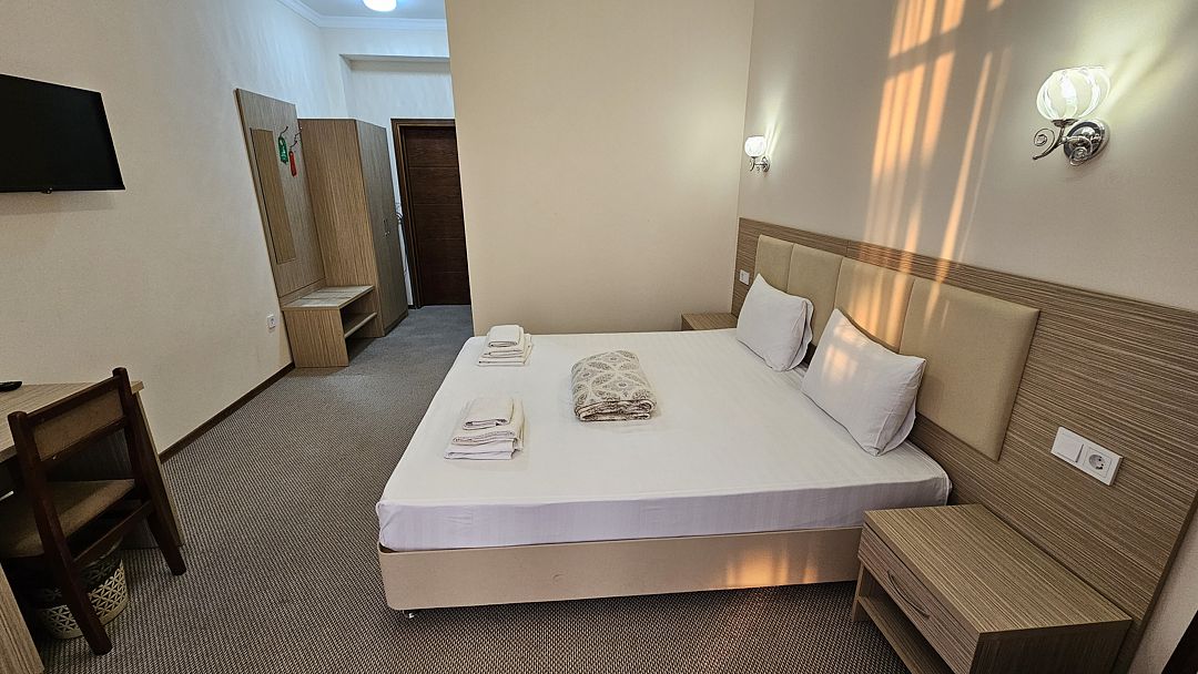 Делюкс 2-местный DBL (с двуспальной кроватью, с балконом, вид на сквер)