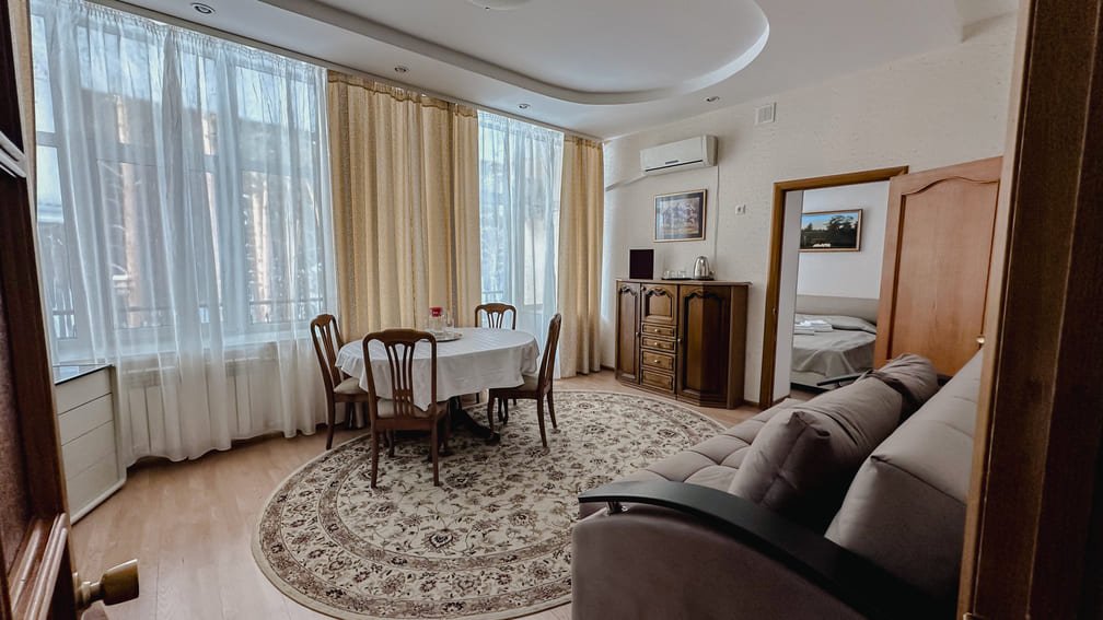 Люкс Семейный 1-местный 2-комнатный (корпус 1, с балконом)