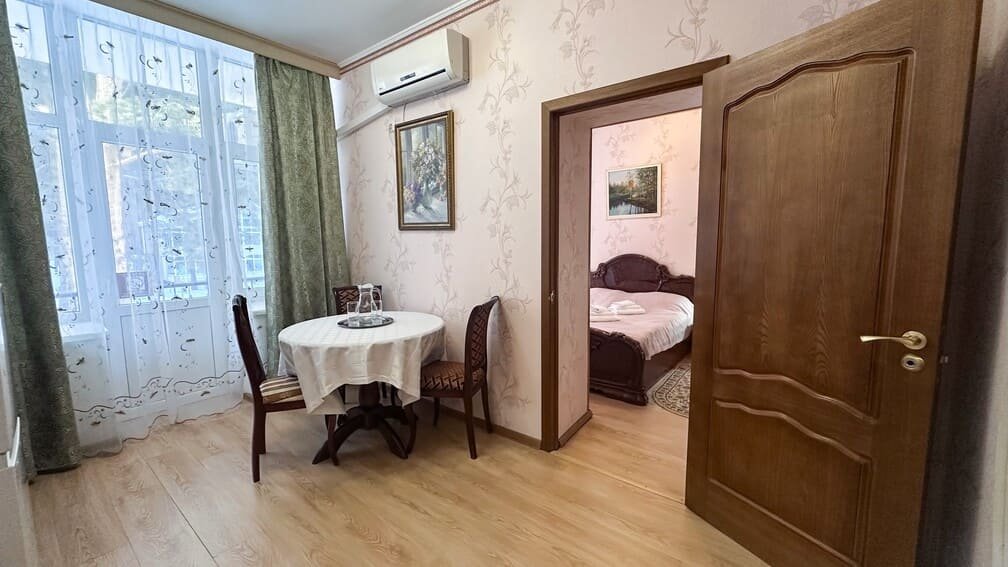 Люкс Семейный 2-местный 3-комнатный (корпус 1, с балконом)