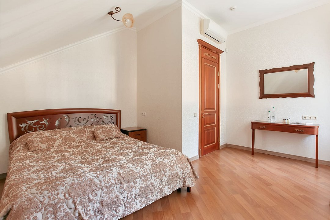 Вилла 8-местная 2-этажная (4 спальни, с террасой и видом на море)