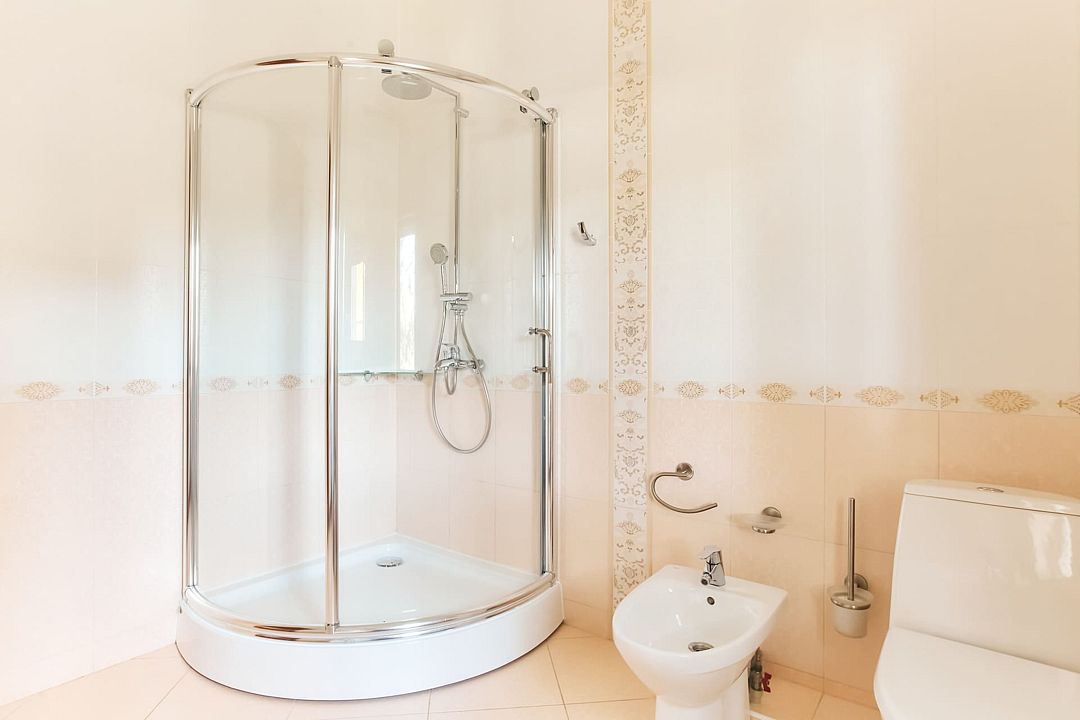 Вилла 8-местная 2-этажная (4 спальни, с террасой и видом на море)