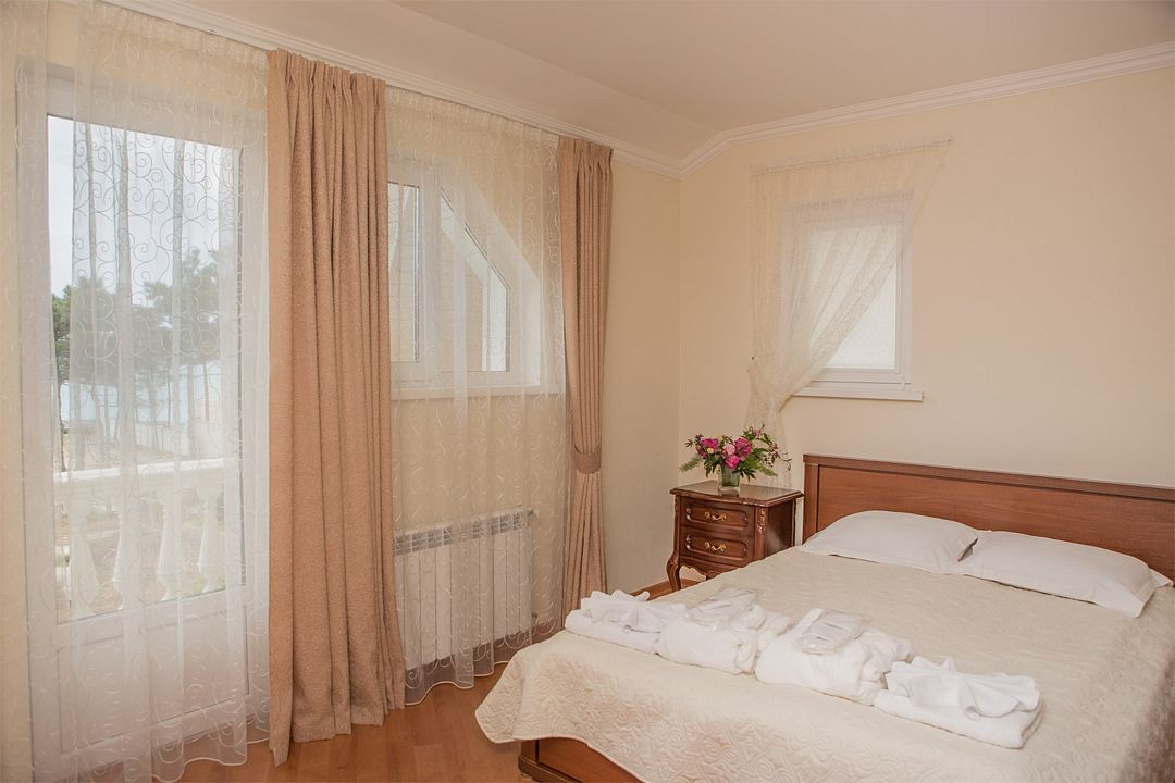 Вилла 8-местная 2-этажная (4 спальни, с видом на море)