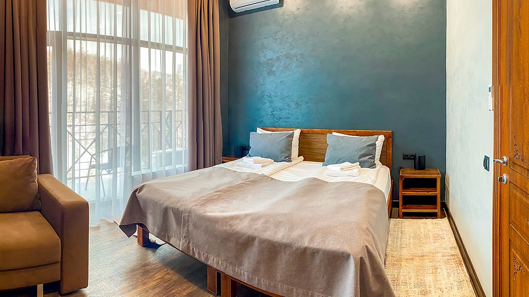 Люкс Представительский 4-местный 3-комнатный (вид на лес)