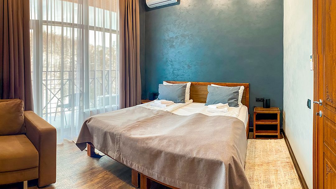 Люкс Представительский 4-местный 3-комнатный (вид на лес)