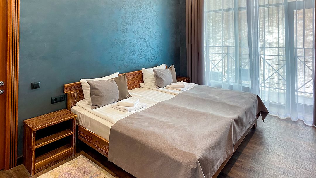 Люкс Представительский 4-местный 3-комнатный (вид на лес)