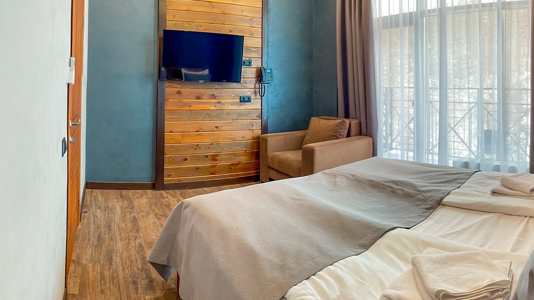 Люкс Представительский 4-местный 3-комнатный (вид на лес)