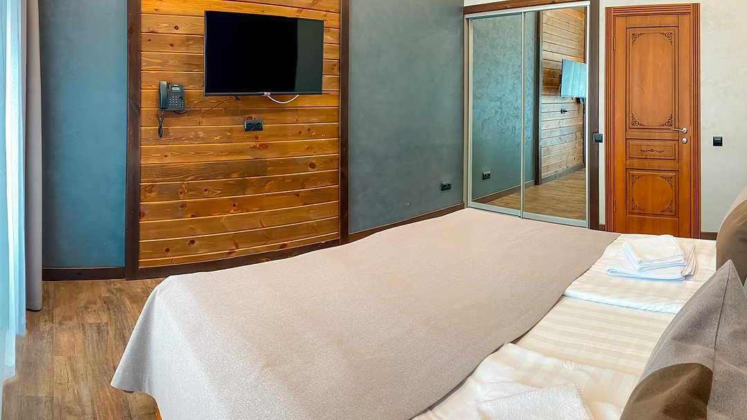 Люкс Представительский 4-местный 3-комнатный (вид на лес)