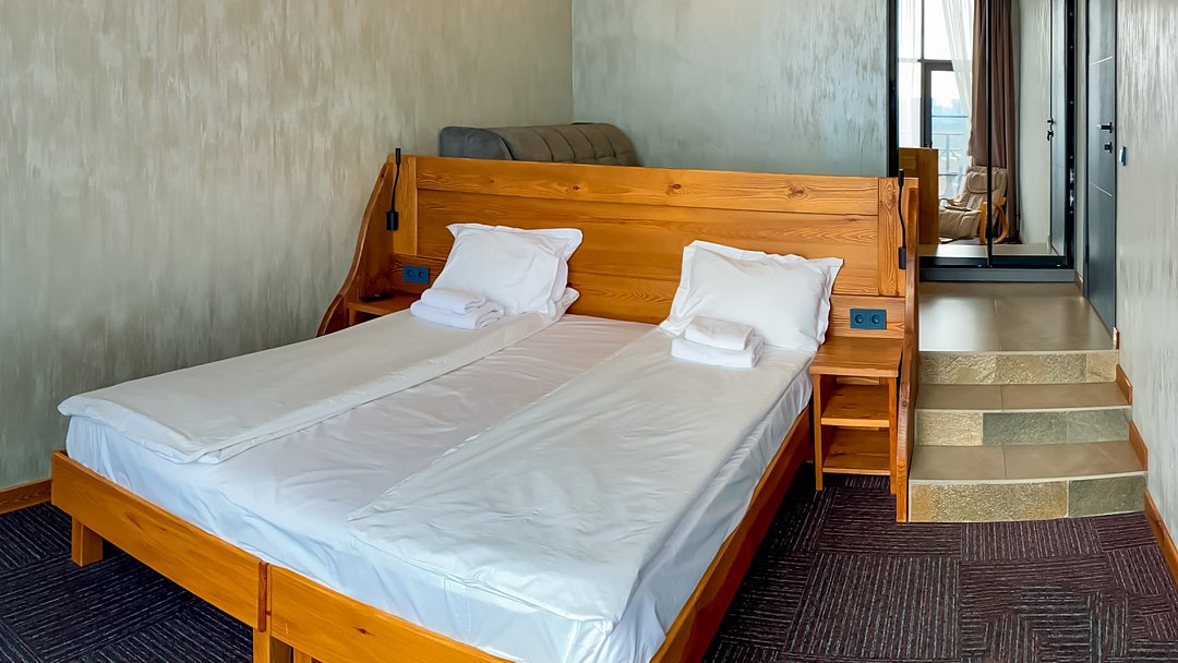 Люкс Семейный большой 4-местный 3-комнатный (вид на горы)