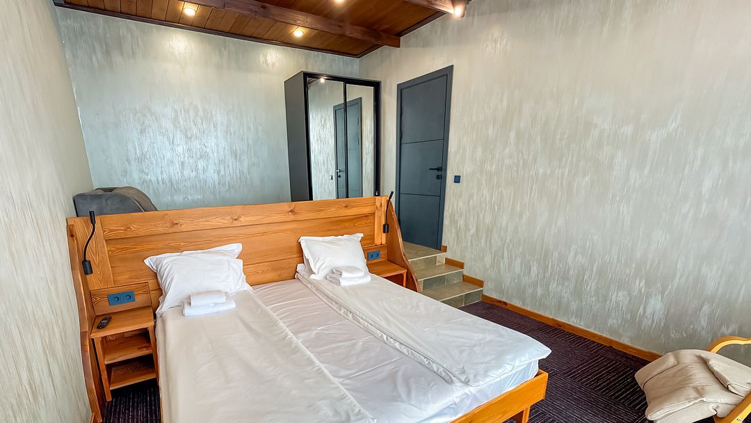 Люкс Семейный большой 4-местный 3-комнатный (вид на горы)