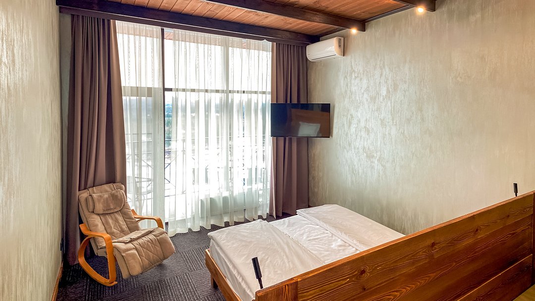 Люкс Семейный большой 4-местный 3-комнатный (вид на горы)