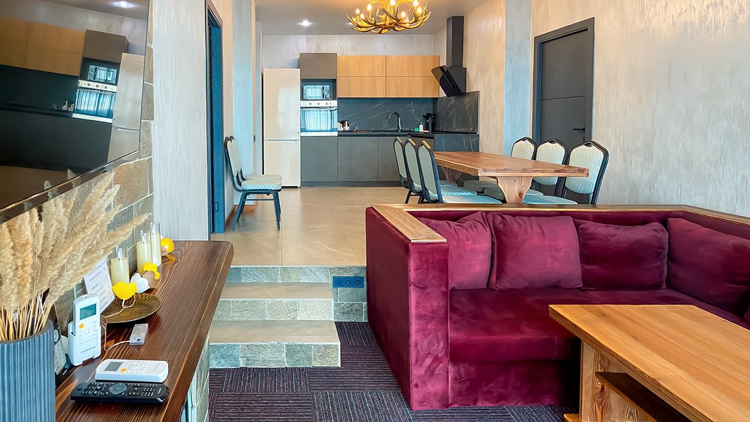 Люкс Семейный большой 4-местный 3-комнатный (вид на горы)