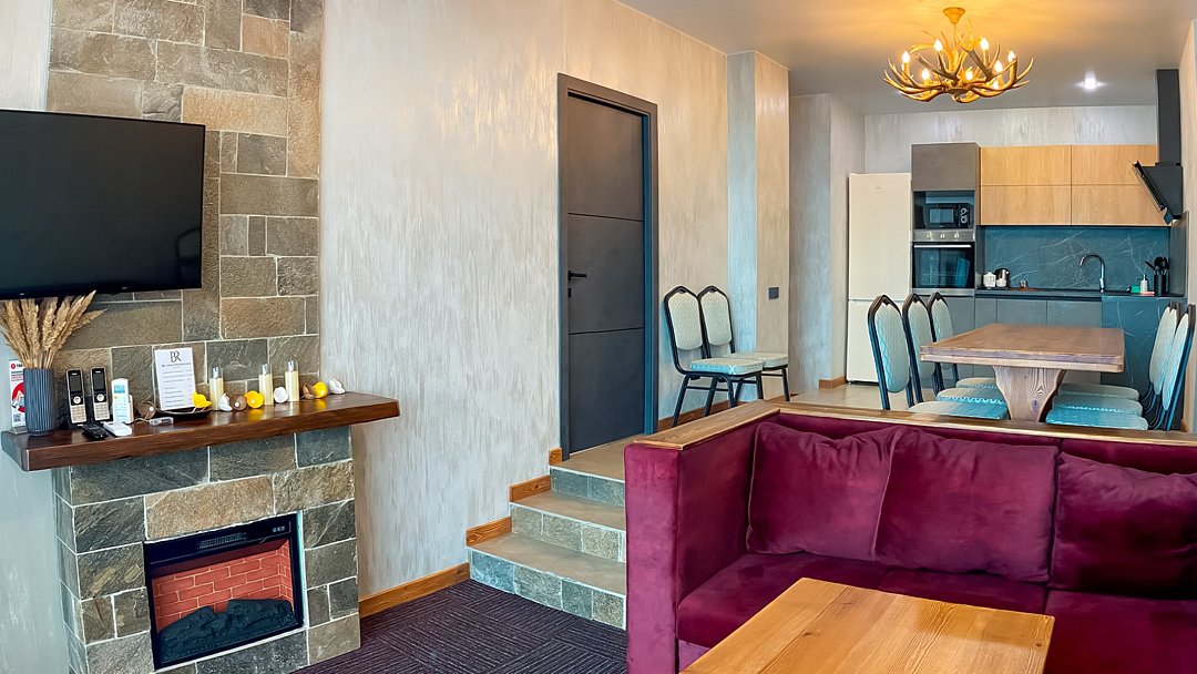 Люкс Семейный большой 4-местный 3-комнатный (вид на горы)