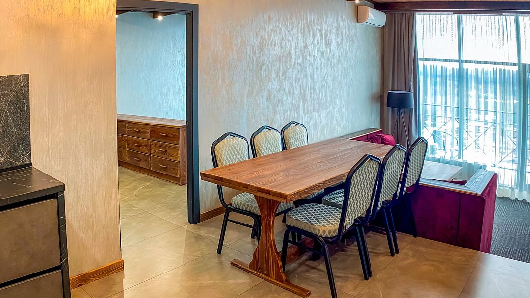 Люкс Семейный большой 4-местный 3-комнатный (вид на горы)