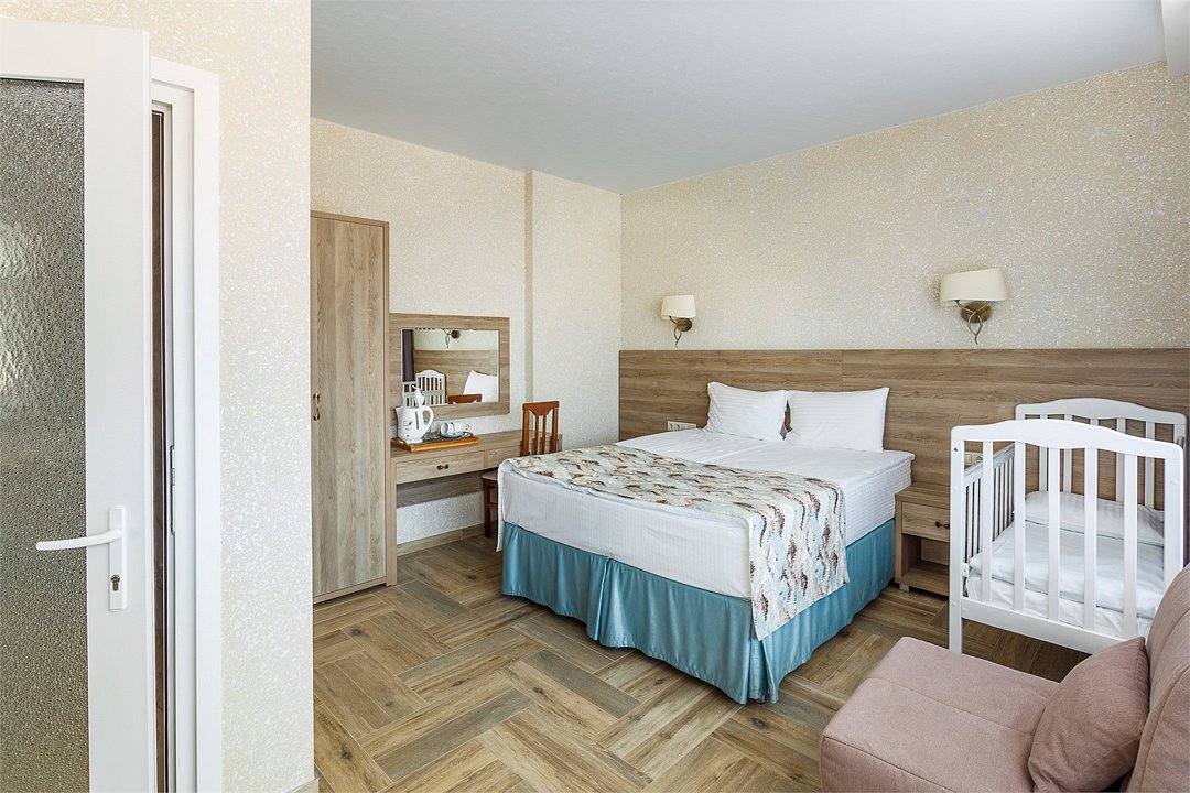 Семейный 4-местный 2-комнатный (2+2, вид на бассейн)